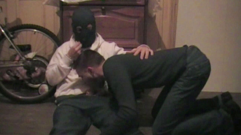 French Twinks Amator videos: Twink disetubuhi kasar oleh gangster dominan dengan kontol XXL