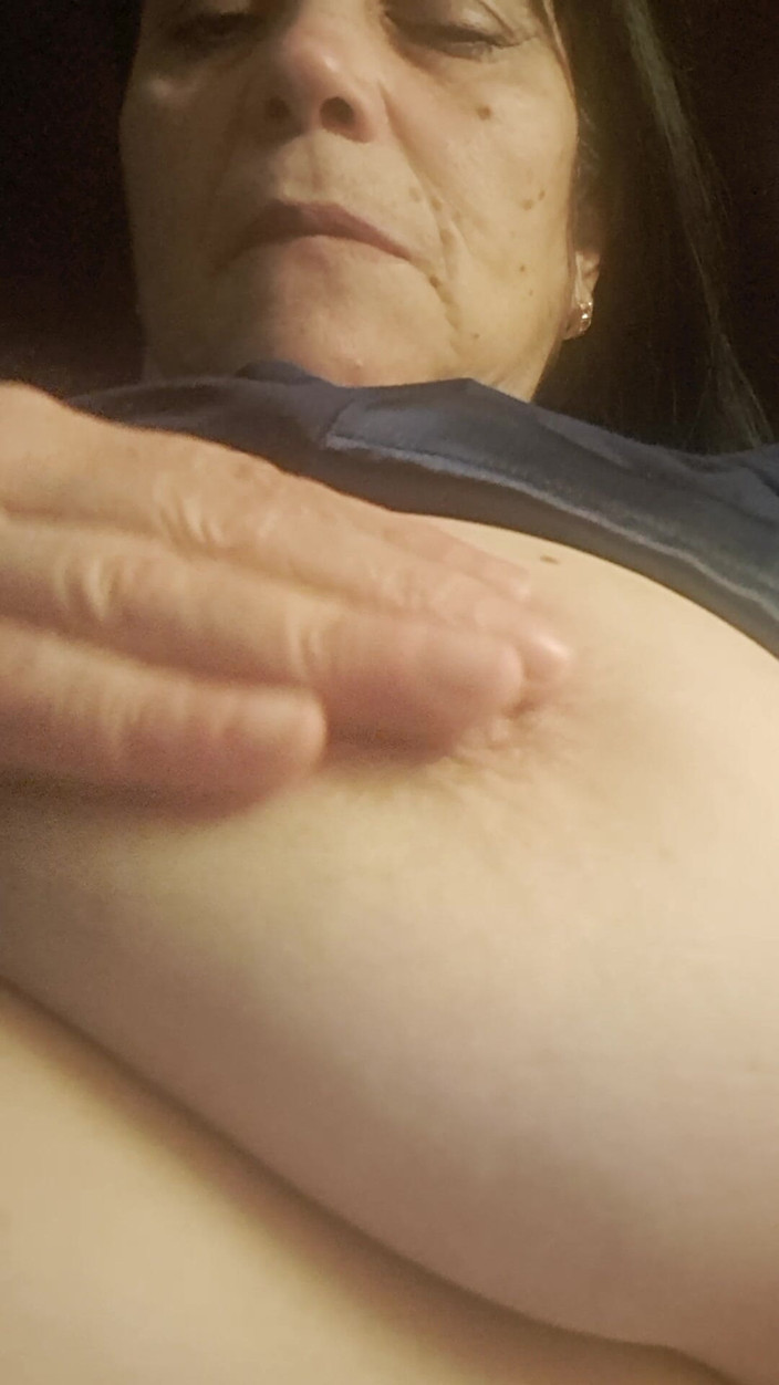 Mommy big hairy pussy: Macecha má vymačkaná prsa