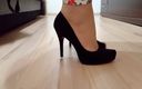 High Heels Kingdom: Travestito cammina con la sexy camosa nera puntata e scarpe...