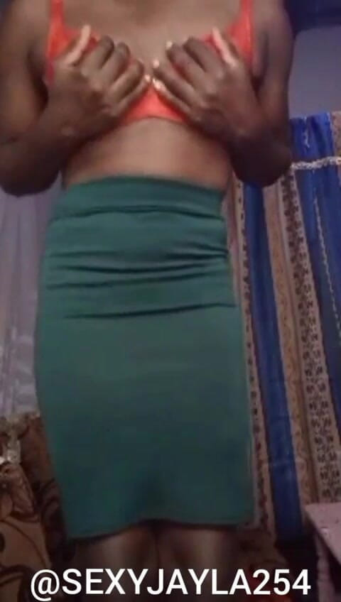 Sexyjayla254: ケニアのフェムボーイ セクシーjayla254 大きな黒いペニスと指のアナルを見せるストリップ