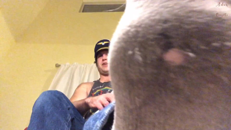 Adam Castle Solo: Gigantische piloot plaagt en doms mietje met sokken