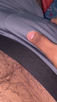 Handjob pertama tengah malam dengan rakan sebilik, pancutan air mani