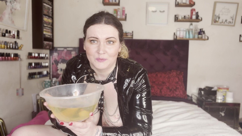 MissFFW: Міс ffw лопнула заради сечі