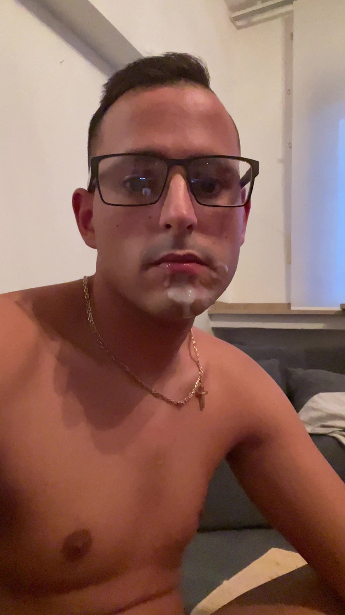 Twinkboy82: Alman iri güzel kadın dildoyla götünü sikiyor ve ağzına boşalıyor