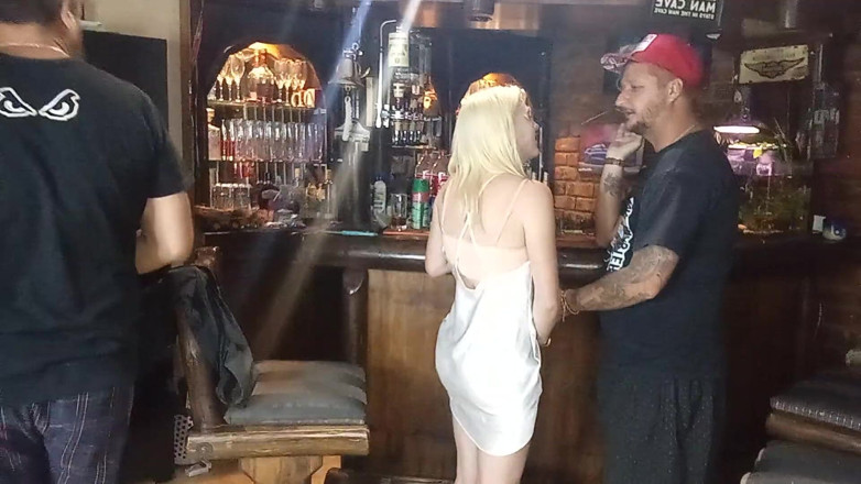 18blondteen: Barlady wordt gevingerd na het werk
