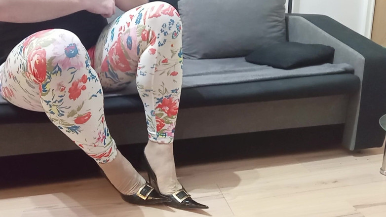 High Heels Kingdom: सेक्सी काले चमड़े में क्रॉसड्रेसर झूलते हुए रोजा जूते द्वारा पैर की अंगुली ऊँची एड़ी के जूते की ओर इशारा किया