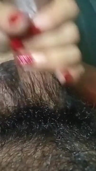 我的妻子用手掉了我土地的水，我热辣的印度性感妻子