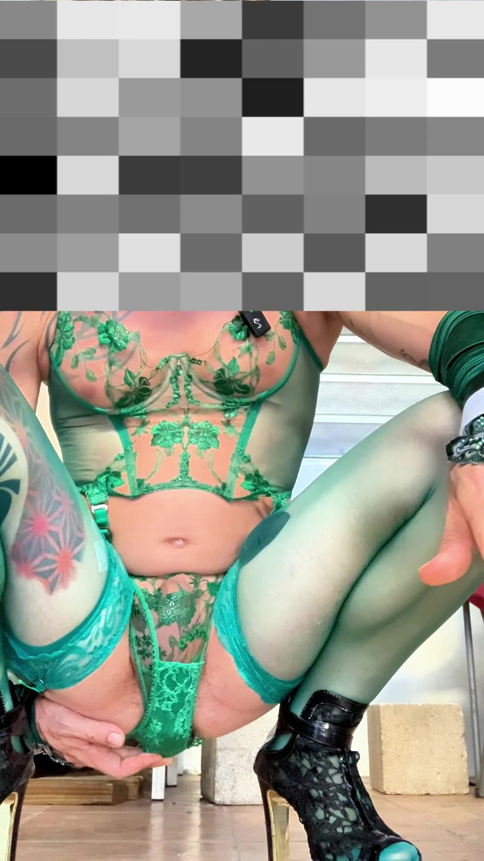 Benito414: Roztomilý Femboy, velmi sexy punčochy, spodní prádlo ukazující venku jeho...