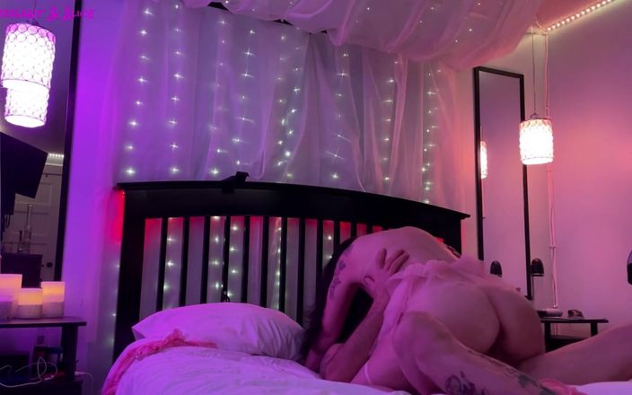 Tarrant and Alice: Azgın orta yaşlı seksi kadın büyük yarağa biniyor