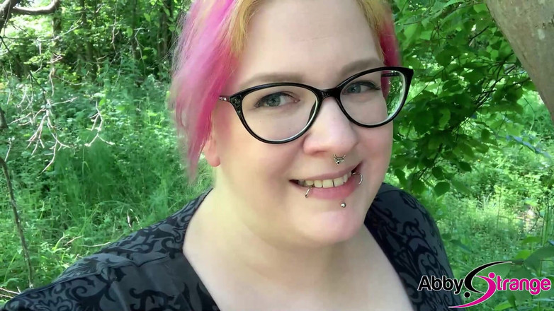 Abby Strange: 小便コンピレーション - ドイツぽっちゃり系アビー奇妙な小便、屋外
