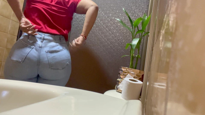 Katrina4deluxe: Câmera do banheiro público registra enfermeira com bunda extra