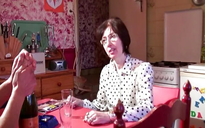 Planete Francaise: French Chick with Dark Hair Making a Dude Cum Like...