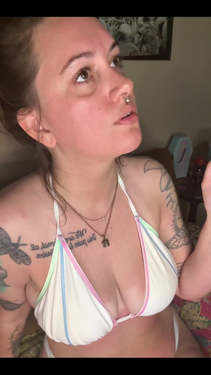 Chery Trees: Cewek sange ini lagi asik merokok pakai bikini