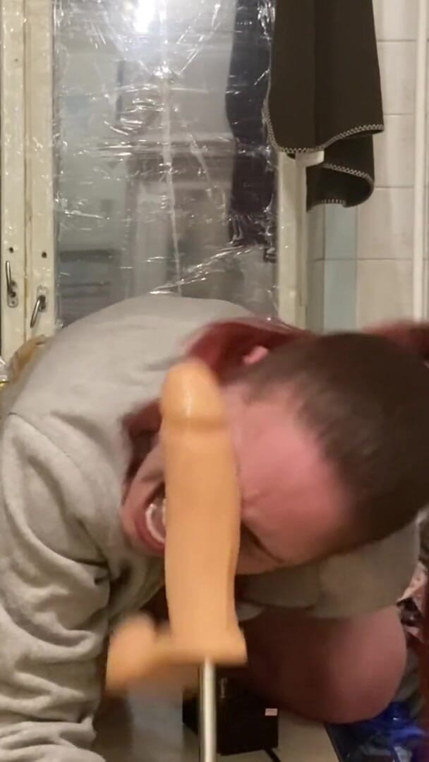 Elena917: deepthroat and spit on face with fuck machine