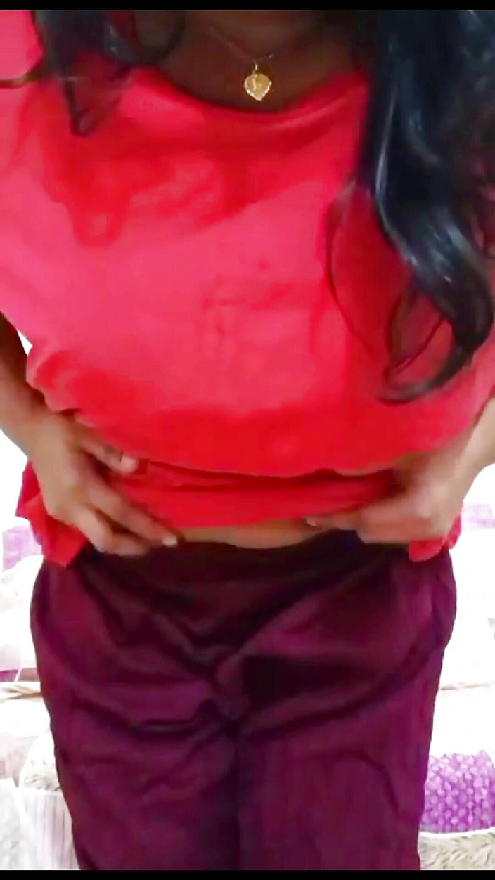 Tamanna8800: 德西老师展示她的胸部和阴户