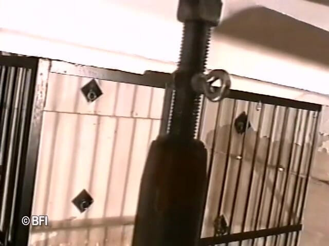 Hardcore slave sex: Într-un beci, jos și murdar