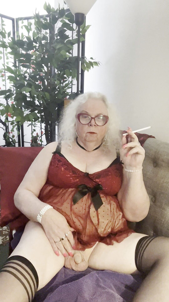 Constance: Hút thuốc và thử đi tiểu của tôi