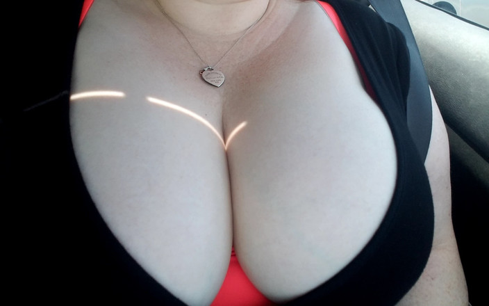 Vibra King Video: Tette enormi guida in topless