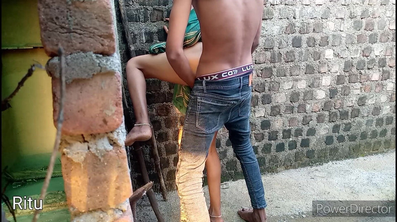 Ritu: Šukání mé starší nevlastní sestry mě opustilo zezadu, jejda