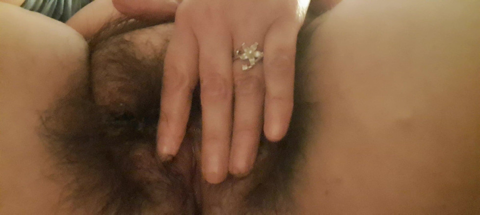 Mommy big hairy pussy: Behaarte und offene vagina einer reifen hure