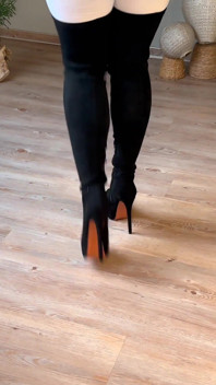 Troia bollente che indossa leggings bianchi, stivali overknee neri e guanti in lattice per spalmare il culo sesso - projectfundiary