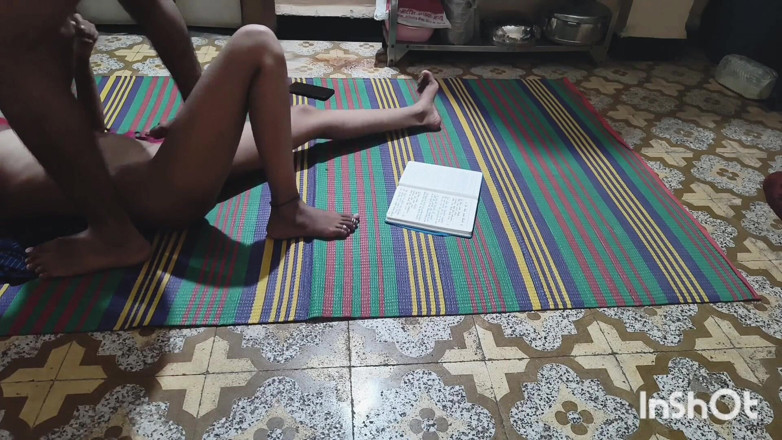 Desishycouple: Une demi-sœur desi étudiante se fait baiser par son demi-frère. Partie 2
