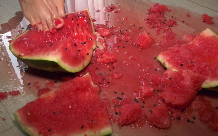 CatiasFootFetishPorn: 발과 수박을 가지고 노는 거유 밀프