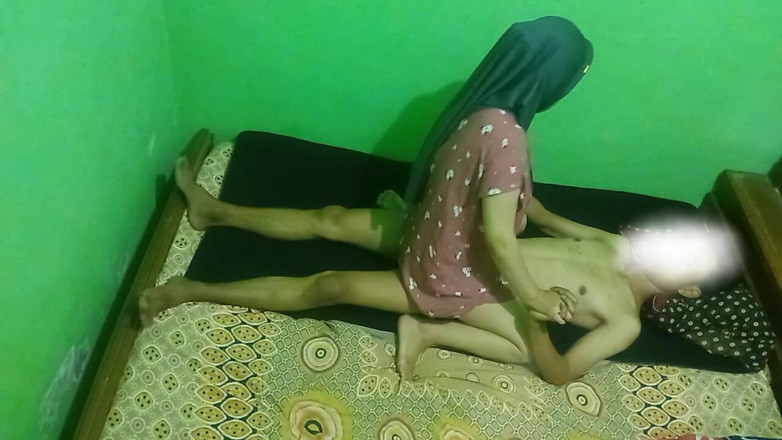 Famly sex: 一个戴穆斯林头巾的女孩被一个曾经被男人干的男人干