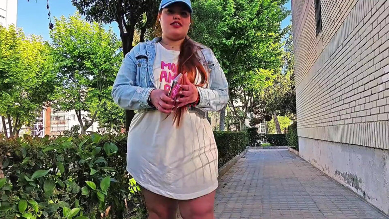 Latincurvyredhead: La esposa de mi hermanastro me pide que la ayude...