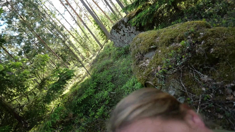 Eronordic: MILF mit großen Brüsten im Wald