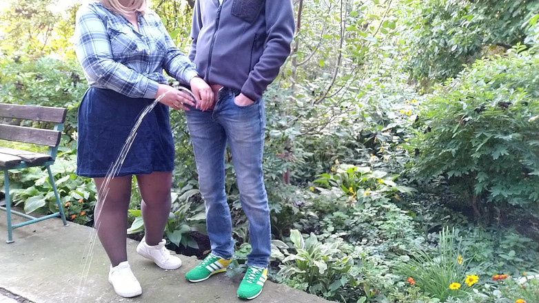 OurFetishLife: Горячий золотой дождь от большого члена на улице