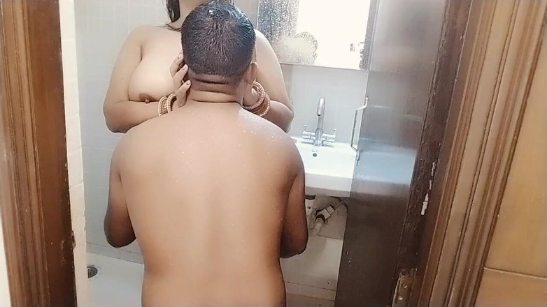 Preetipankaj115: 샤워하고 화장실에서 섹스하는 새엄마와 배다른 아들