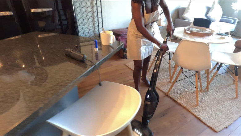 Black Swan: Förklädeaffären- sexig MILf får sin fitta smaka som cheesecake