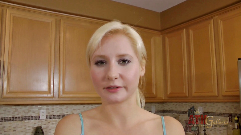 ATKIngdom: Odette Delacroix melancap dengan air yang mengalir dari paip sinki...