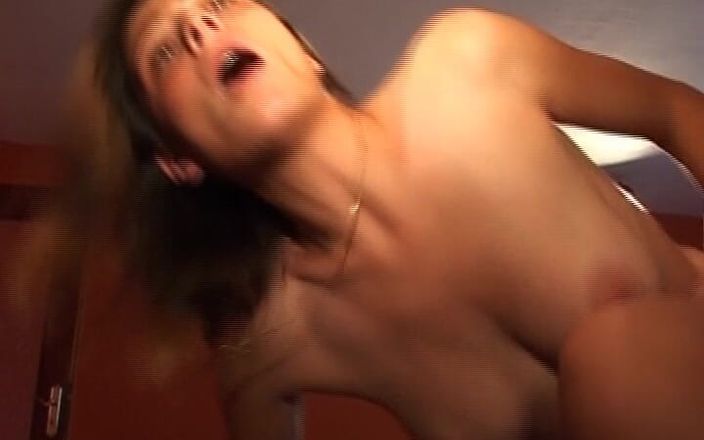 Deutsche Camgirls: Amatör tonåring från Tyskland visar sina kuk sugande färdigheter