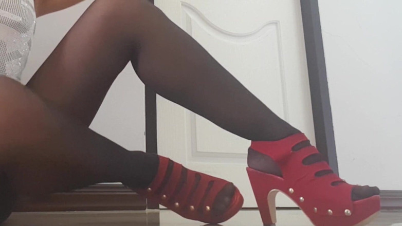 6-movies: Shoe, leg and ass teasing in stockings