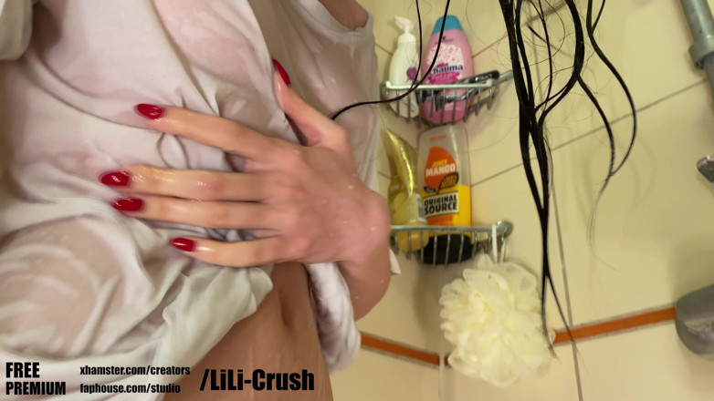 Lili Crush: Lili plays with tight pussy in the shower