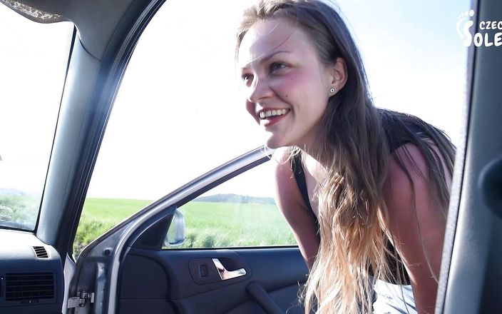 Czech Soles - foot fetish content: Chica universitaria con dedos largos haciendo autostop de pies, adoración...