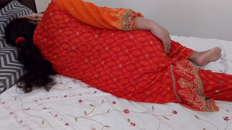 RedQueenRQ: Я впервые мастурбирует в постели моей мачехи рядом