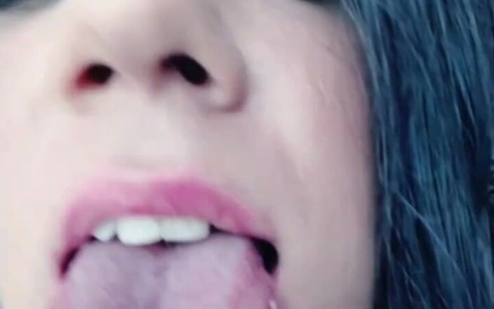 Anna Rios: Wil je mijn tong aanraken