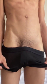 Isak le mec à la bite énorme s’excite et l’encule