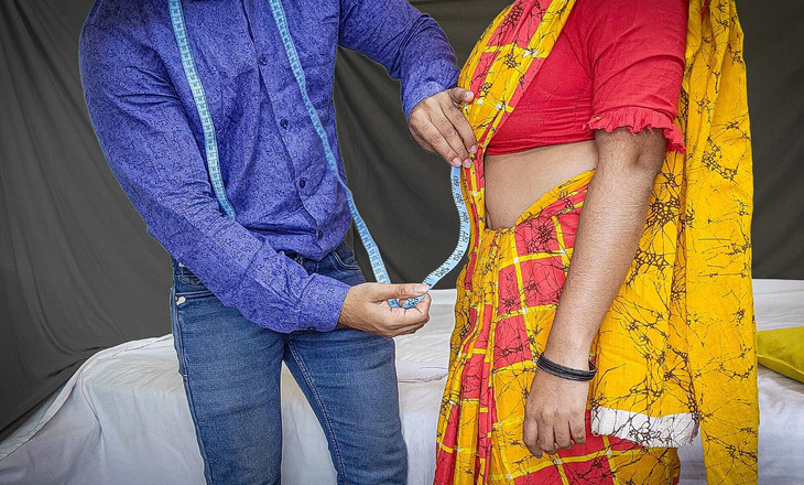 Riya Bonguus: Riya, bhabhi desi, se fait baiser par un tailleur de...