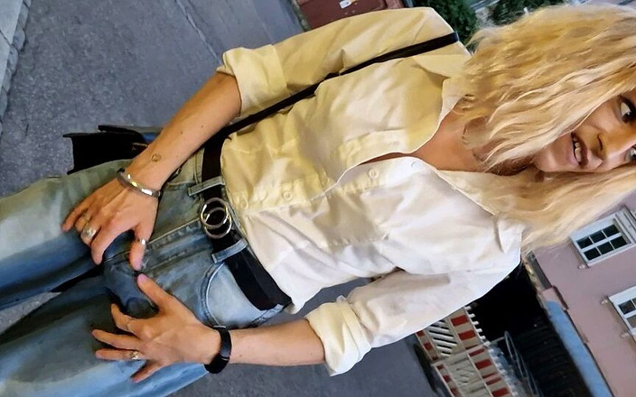 TV_Helena: di tempat umum di tengah kota! Waria ini lagi jalan...