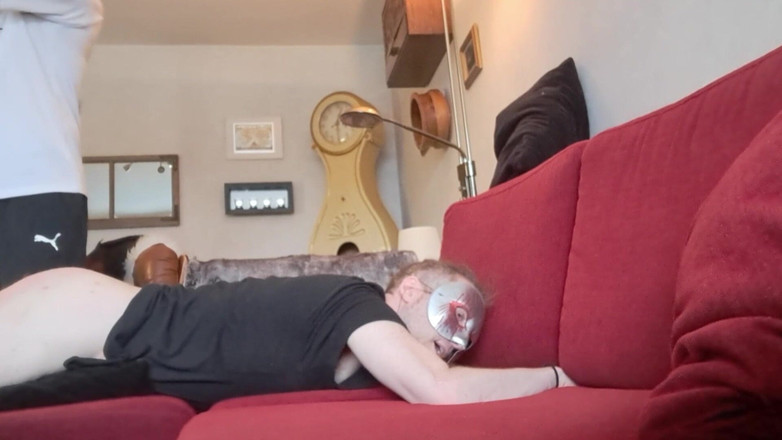 Oznob Oznofla: アマチュア少年は手、足、お尻に鞭打たれます