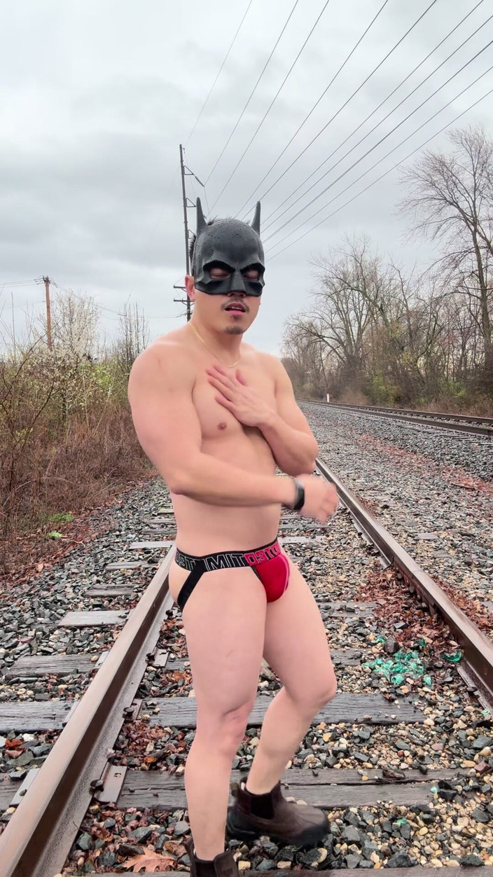Barenakedmuscles: เทพเจ้ากล้ามชาวเอเชียเปียกฝนในควยปลอมเด้ง Jockstrap โชว์ V-เรียวและกินน้ําเงี่ยนเยอะมากบนรางรถไฟ