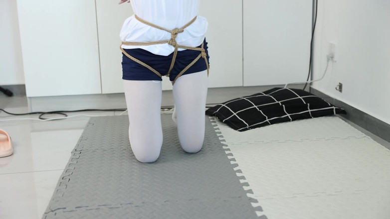 Asian bondage: Girlfriend Restrains and Punishes the Game: Keep Squatting, and if...