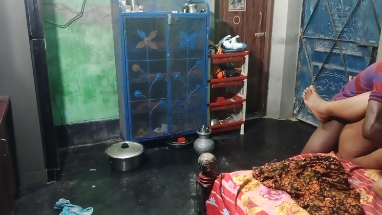 Desimombd: 孟加拉国丈夫妻子视频和孟加拉人来完整视频非常好和美好的时光desimombd