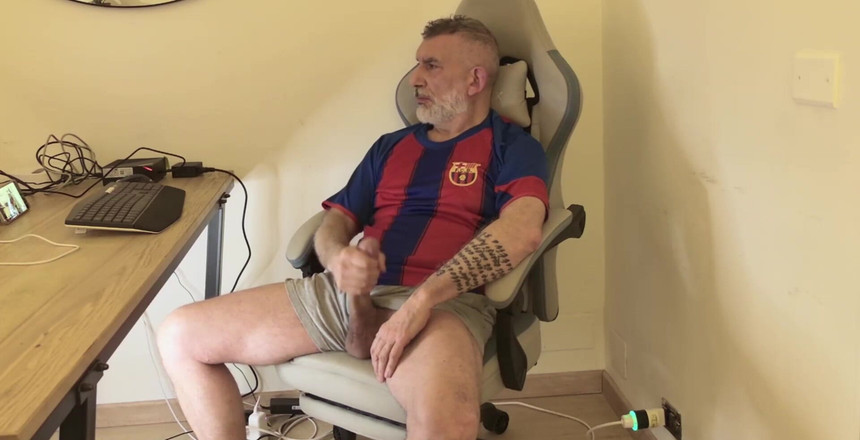 itapapixxl: Zralý Hung Nesestříhaný táta ve fotbalovém dresu Honění