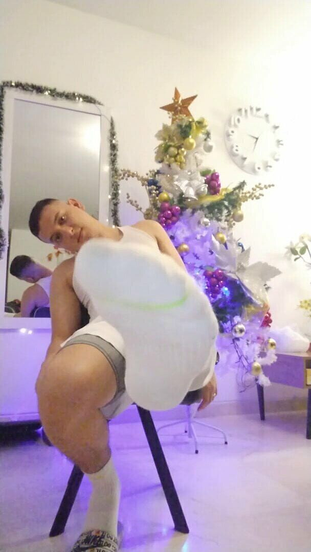 Tomas Styl: Aku menantangmu untuk masturbasi sambil nonton kakinya