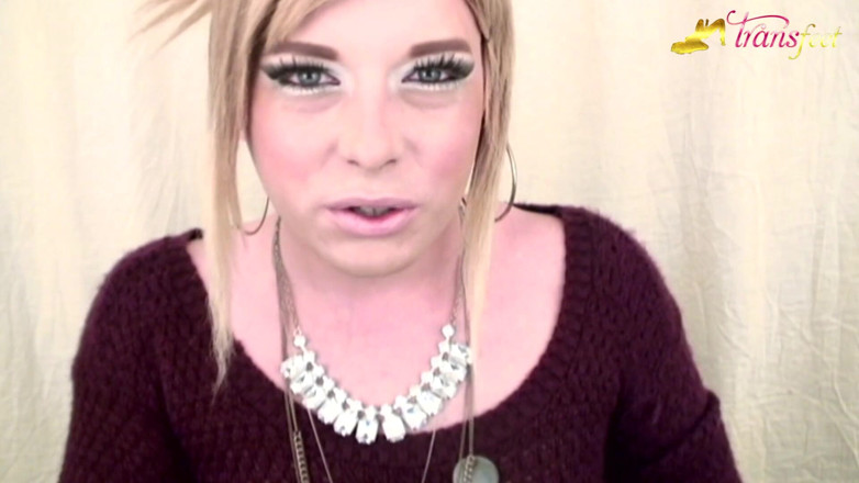 Trans and Cross-Dressers Feet: 금발 섹시녀 Mallory와 그녀의 아름다운 분홍색 손톱
